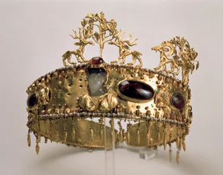 Diadem, gefunden im Grabhügel von Khoklach (Gold, Türkis, Koralle, Granat, Perle, Glas und Amethyst)